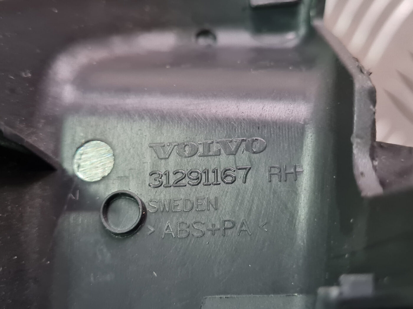 Priekšējā labā sēdekļa sliežu apdare priekš VOLVO C30 2009 3 Priekšējā labā sēdekļa sliežu apdare priekš VOLVO C30 2009