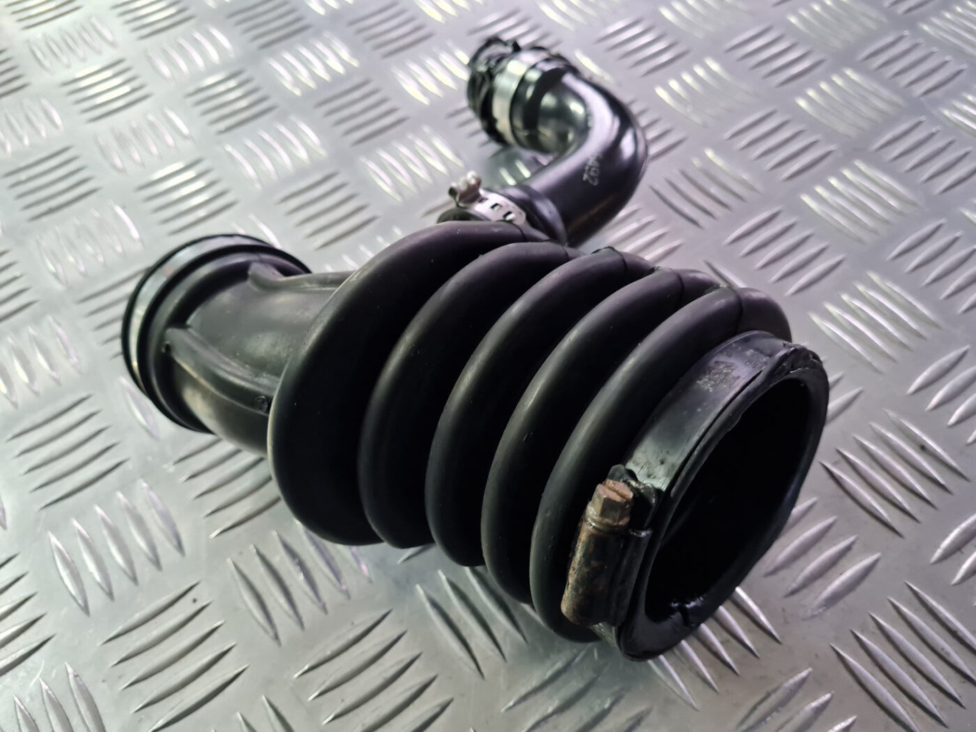 Gaisa filtra korpusa caurule priekš VOLVO C30 2009 3 Gaisa filtra korpusa caurule priekš VOLVO C30 2009