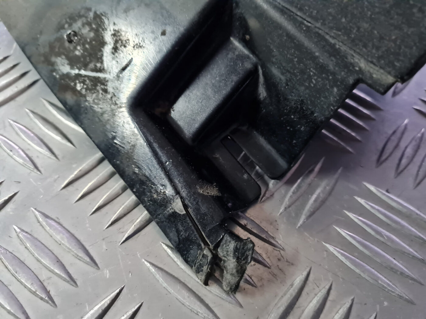 Ārēja sliekšņa uzlikas daļa priekš VOLVO C30 2009 9 Ārēja sliekšņa uzlikas daļa priekš VOLVO C30 2009