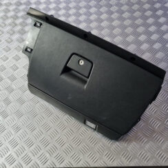 Mantu glabāšanas nodalījums pasažiera pusē priekš VOLVO C30 2009