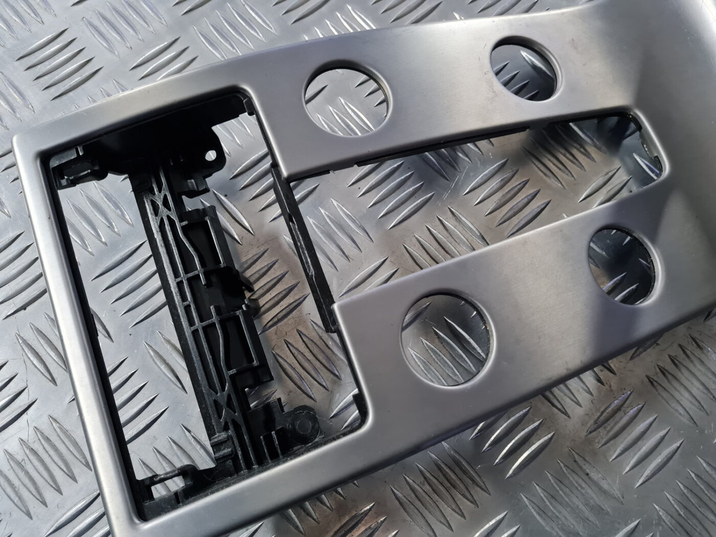 Centrālās konsoles dekoratīvais rāmis priekš VOLVO C30 2009