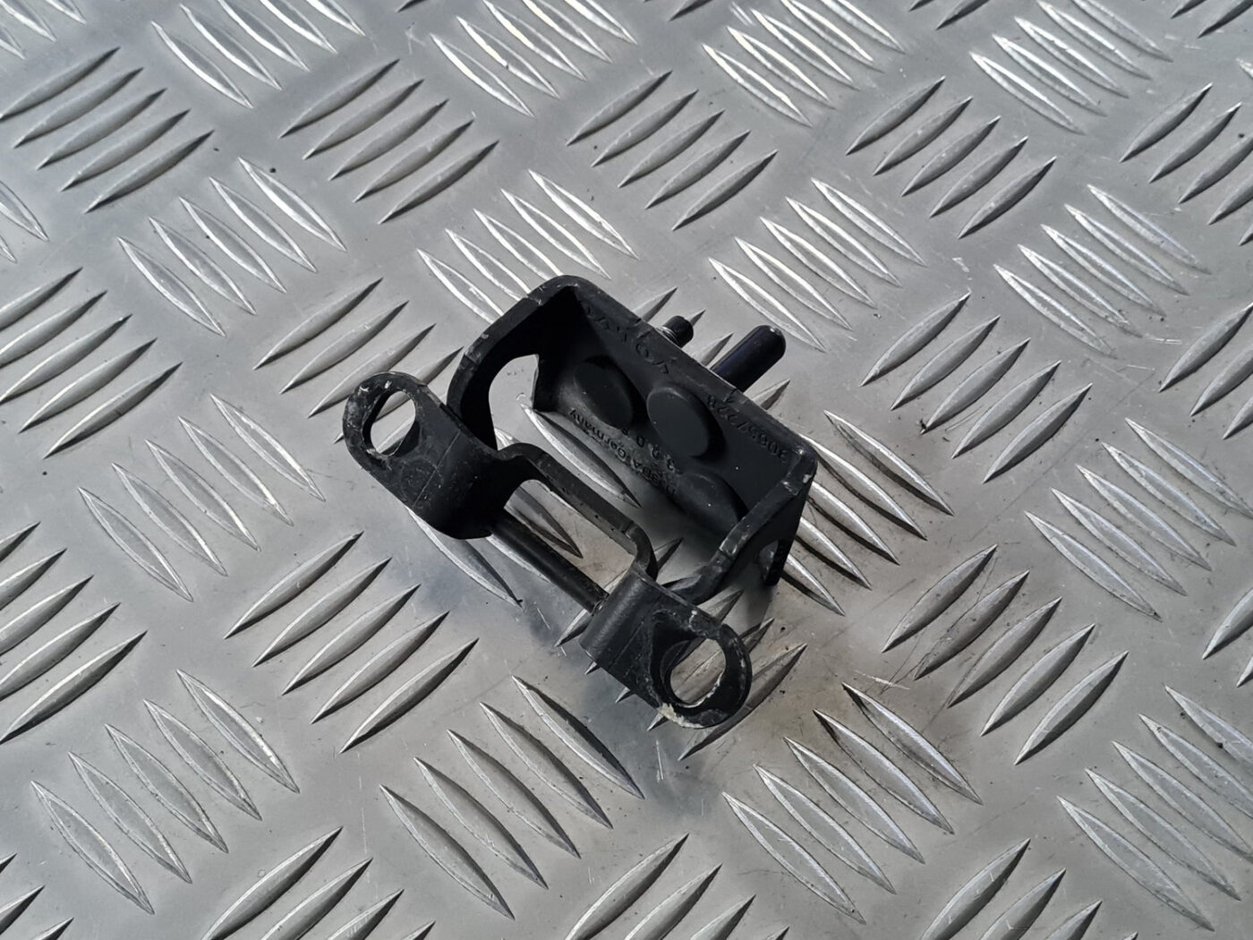 Bagažnieka vāka eņģe priekš VOLVO C30 2009 1 Bagažnieka vāka eņģe priekš VOLVO C30 2009