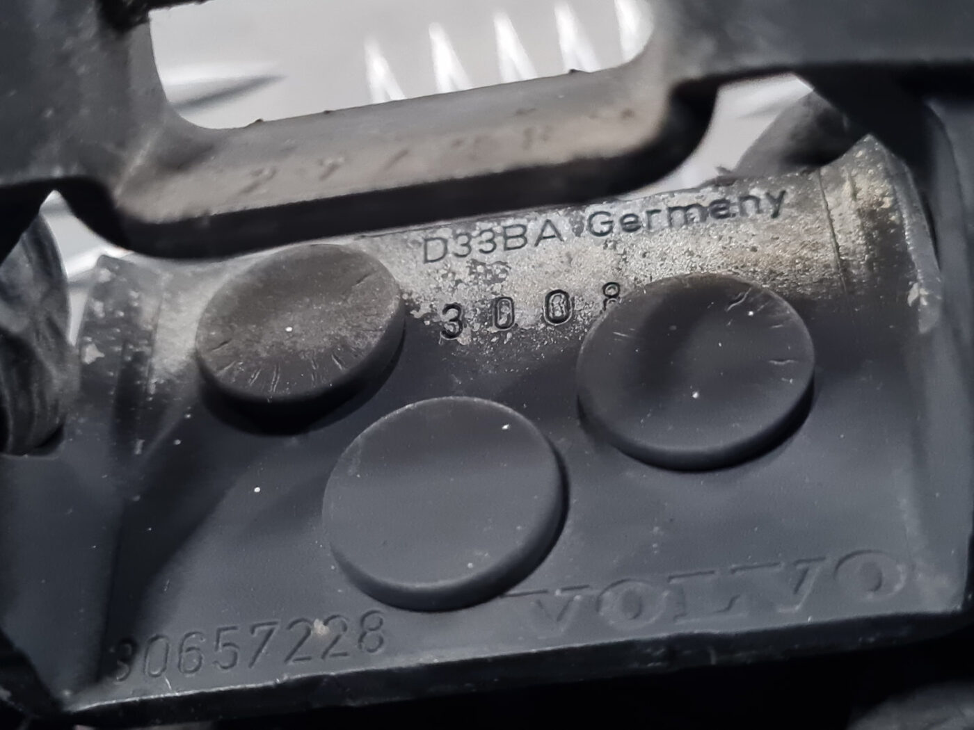 Bagažnieka vāka eņģe priekš VOLVO C30 2009 3 Bagažnieka vāka eņģe priekš VOLVO C30 2009