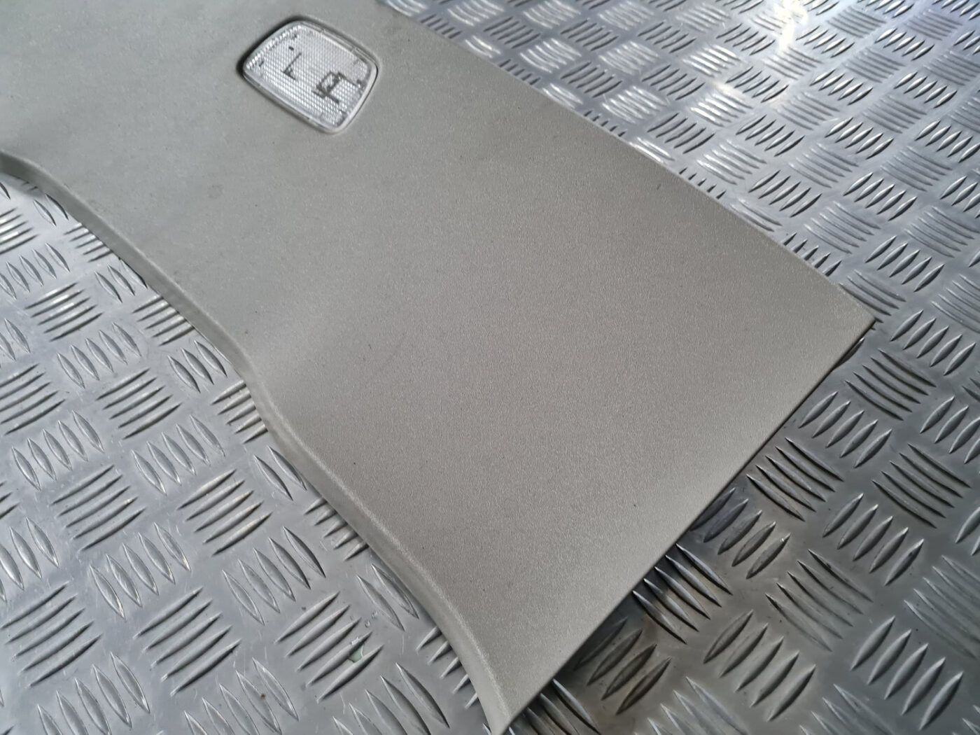 Bagāžnieka nodalījuma griestu uzlika priekš VOLVO C30 2009 2 Bagāžnieka nodalījuma griestu uzlika priekš VOLVO C30 2009