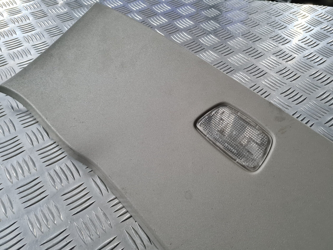 Bagāžnieka nodalījuma griestu uzlika priekš VOLVO C30 2009 8 Bagāžnieka nodalījuma griestu uzlika priekš VOLVO C30 2009