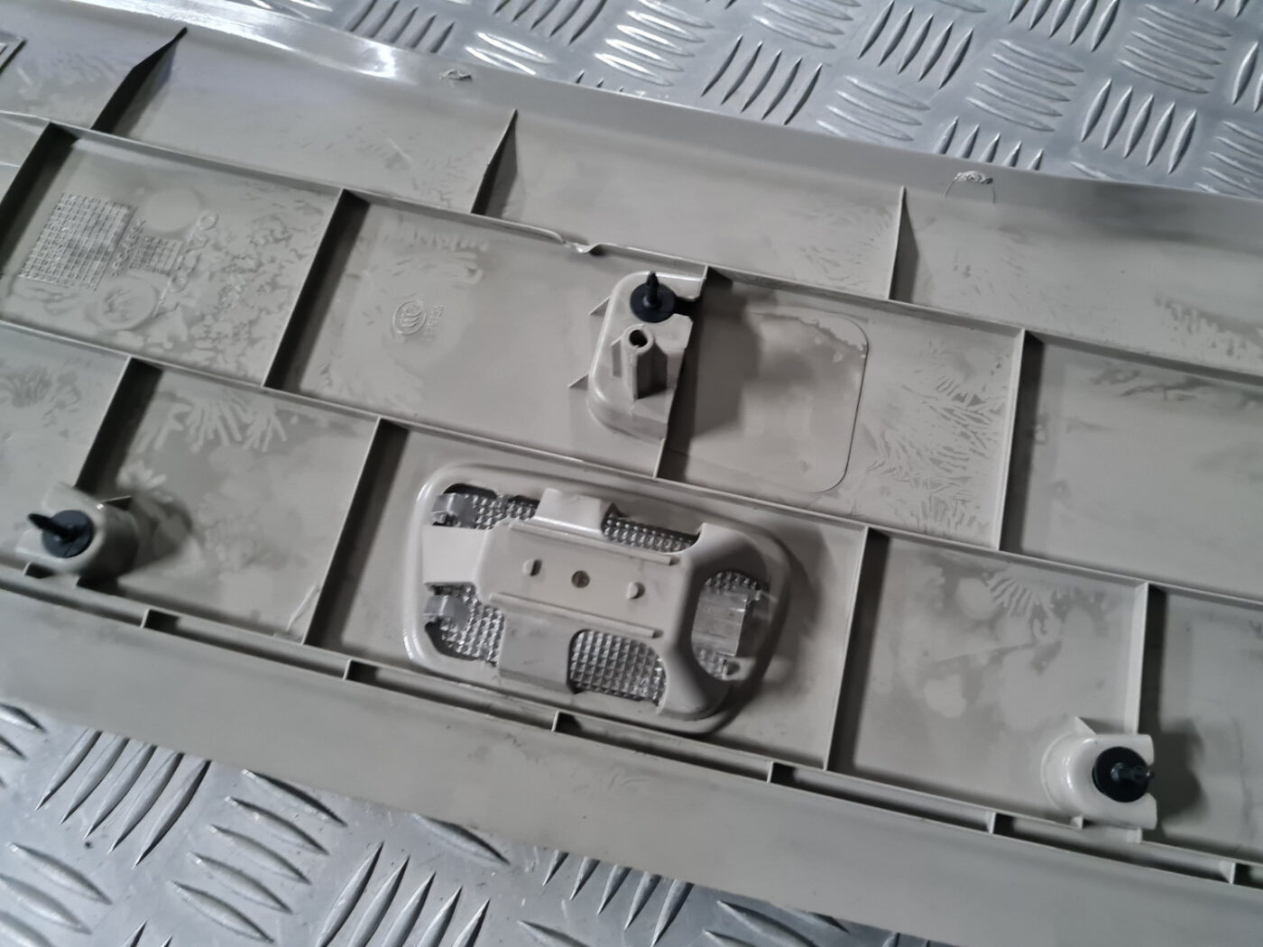 Bagāžnieka nodalījuma griestu uzlika priekš VOLVO C30 2009 5 Bagāžnieka nodalījuma griestu uzlika priekš VOLVO C30 2009