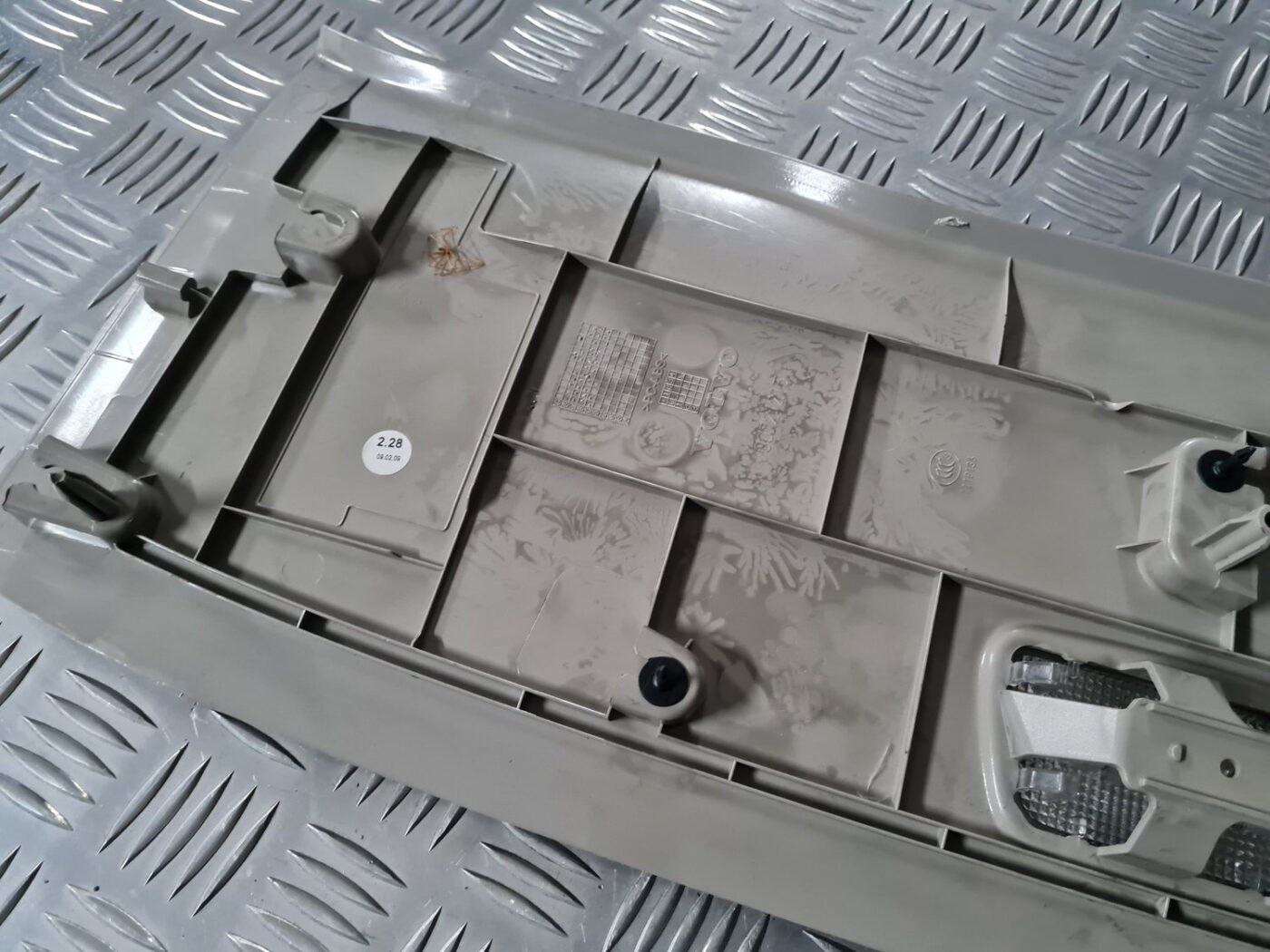 Bagāžnieka nodalījuma griestu uzlika priekš VOLVO C30 2009 4 Bagāžnieka nodalījuma griestu uzlika priekš VOLVO C30 2009