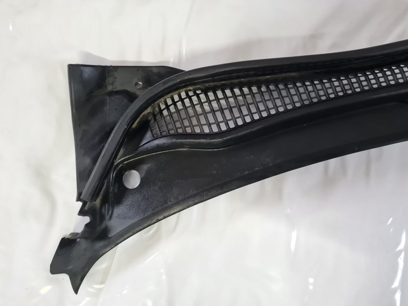 Vējstikla uzlikas (deflektora) režģis priekš VOLVO C30 2009 2 Vējstikla uzlikas (deflektora) režģis priekš VOLVO C30 2009