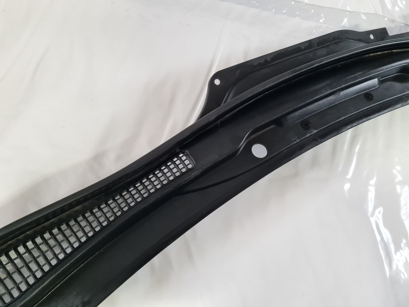 Vējstikla uzlikas (deflektora) režģis priekš VOLVO C30 2009 11 Vējstikla uzlikas (deflektora) režģis priekš VOLVO C30 2009