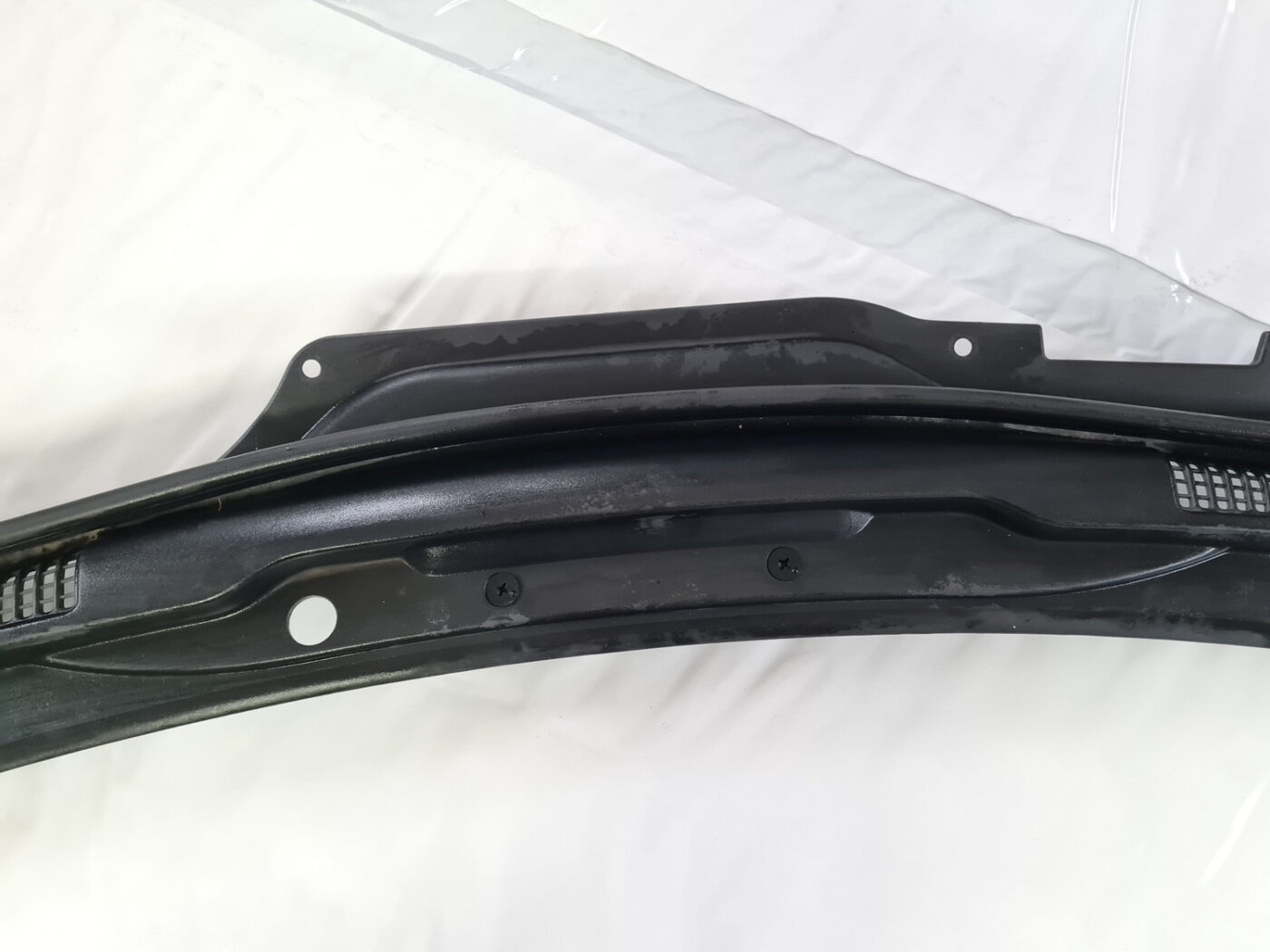 Vējstikla uzlikas (deflektora) režģis priekš VOLVO C30 2009 10 Vējstikla uzlikas (deflektora) režģis priekš VOLVO C30 2009