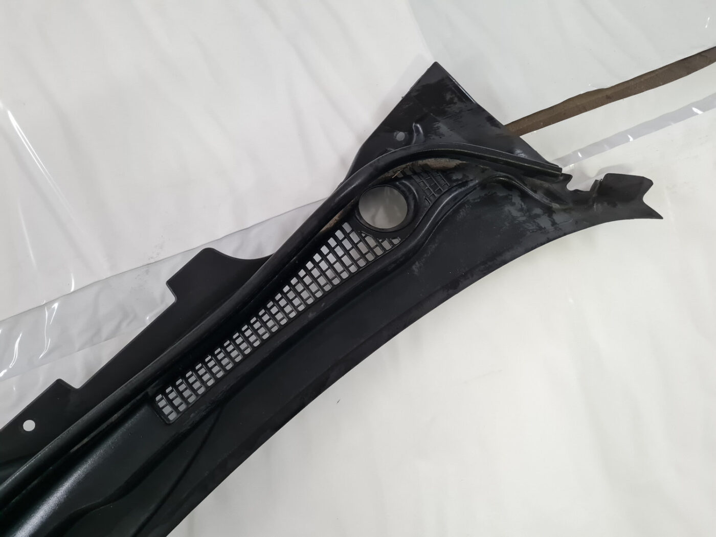 Vējstikla uzlikas (deflektora) režģis priekš VOLVO C30 2009 9 Vējstikla uzlikas (deflektora) režģis priekš VOLVO C30 2009