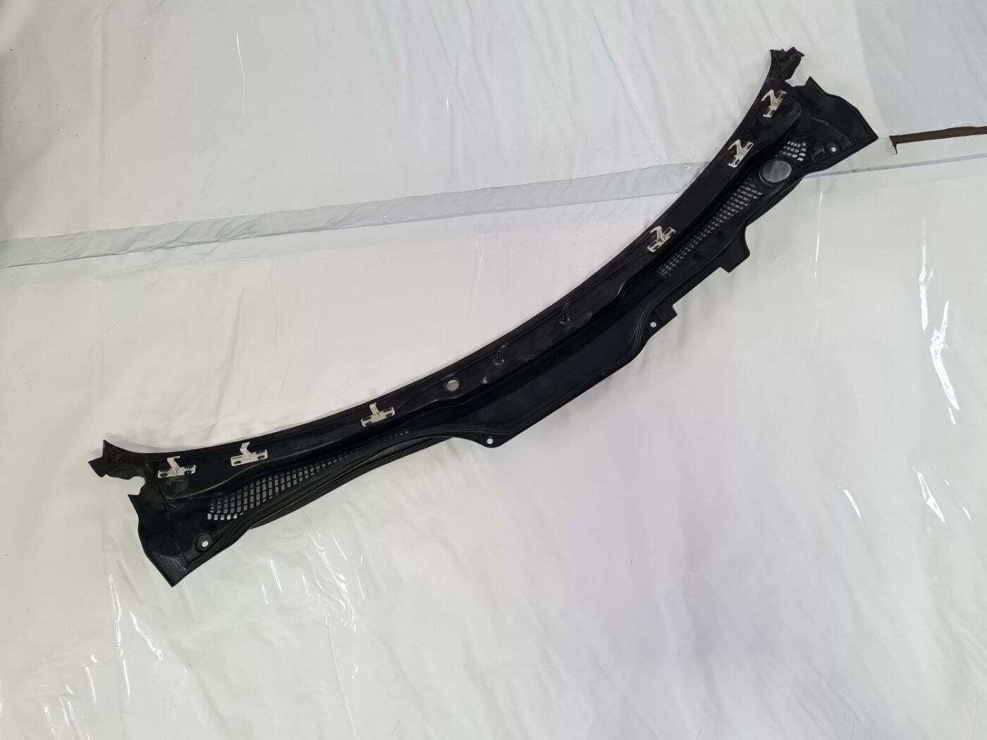 Vējstikla uzlikas (deflektora) režģis priekš VOLVO C30 2009 8 Vējstikla uzlikas (deflektora) režģis priekš VOLVO C30 2009