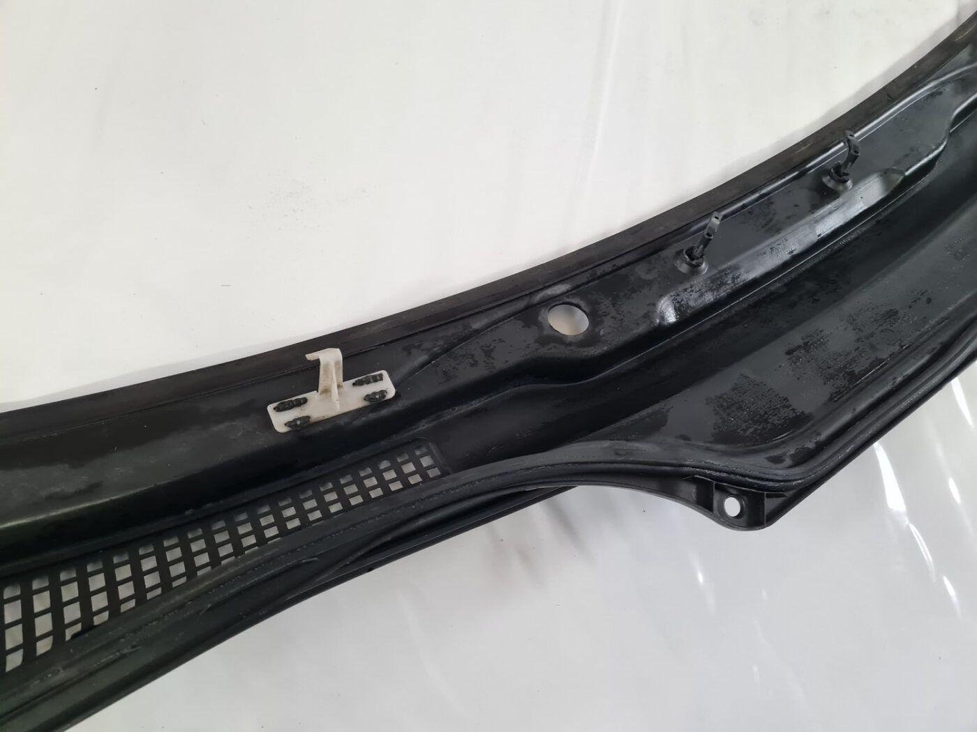 Vējstikla uzlikas (deflektora) režģis priekš VOLVO C30 2009 6 Vējstikla uzlikas (deflektora) režģis priekš VOLVO C30 2009