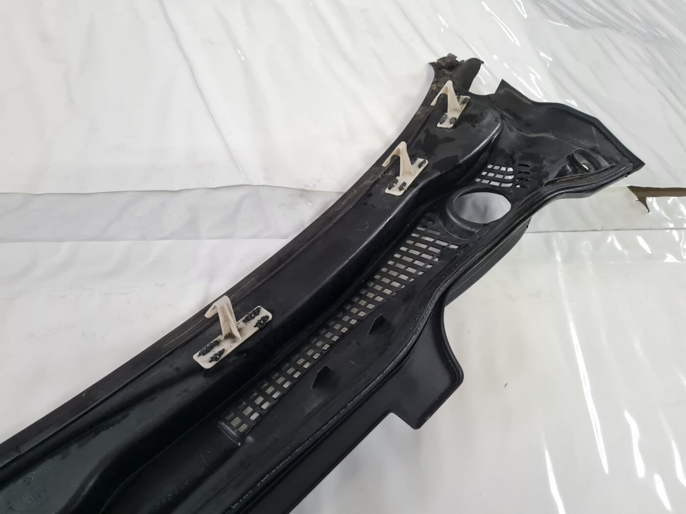 Vējstikla uzlikas (deflektora) režģis priekš VOLVO C30 2009 4 Vējstikla uzlikas (deflektora) režģis priekš VOLVO C30 2009