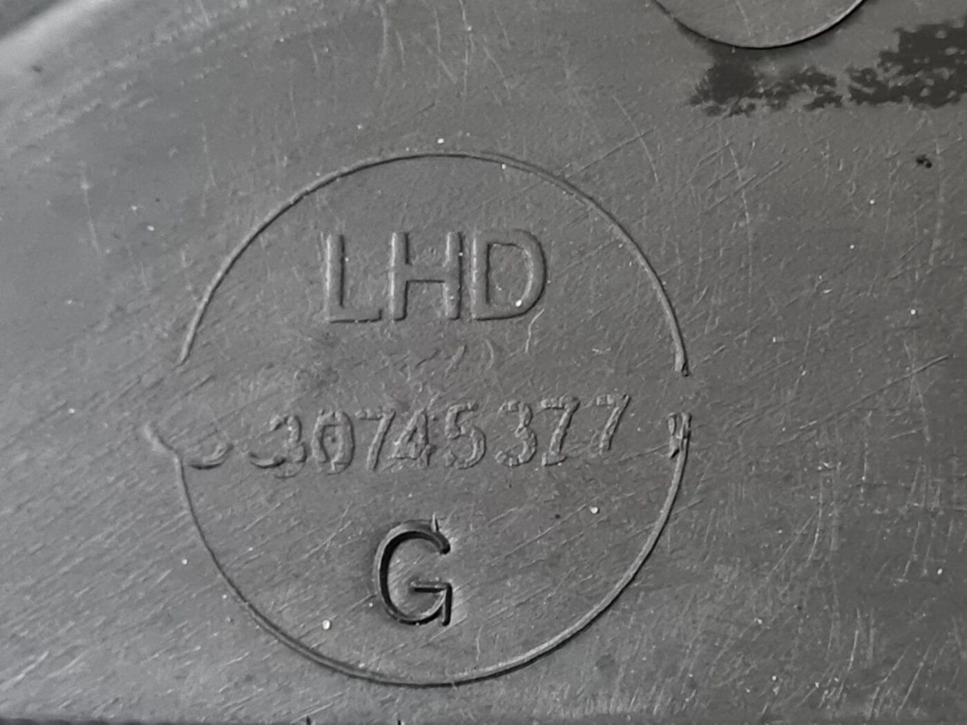 Vējstikla uzlikas (deflektora) režģis priekš VOLVO C30 2009 3 Vējstikla uzlikas (deflektora) režģis priekš VOLVO C30 2009