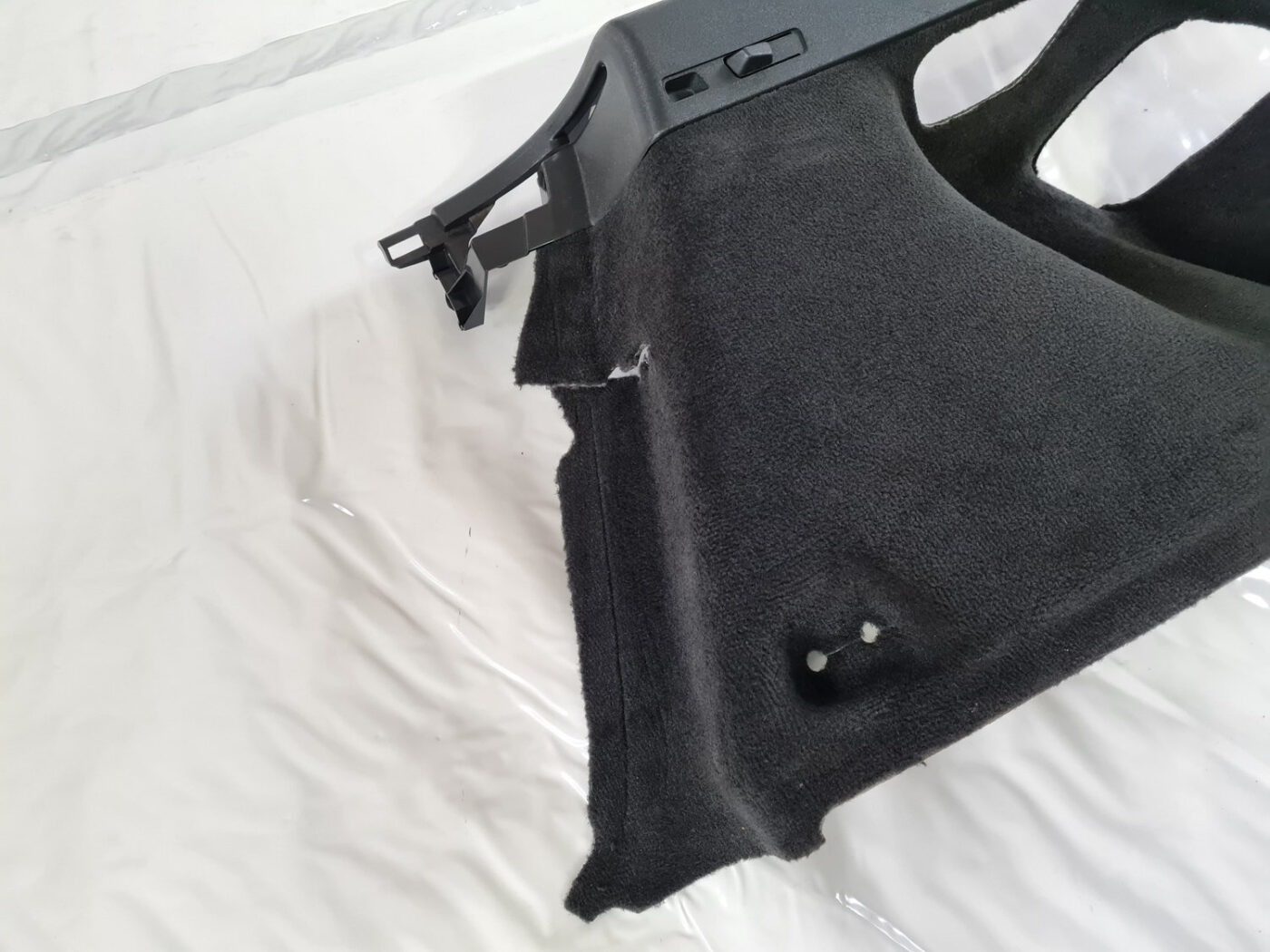 Bagāžnieka nodalījuma sānu apdare priekš VOLVO C30 2009