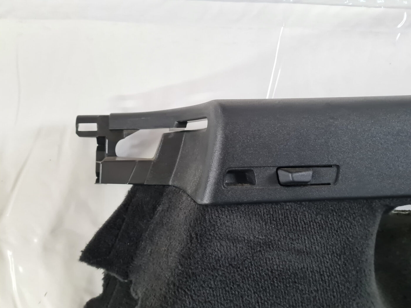 Bagāžnieka nodalījuma sānu apdare priekš VOLVO C30 2009