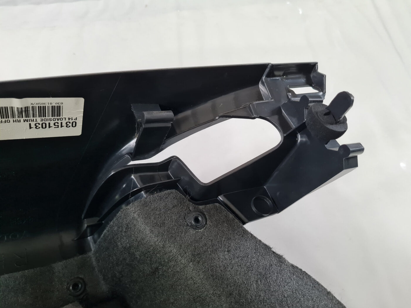 Bagāžnieka nodalījuma sānu apdare priekš VOLVO C30 2009