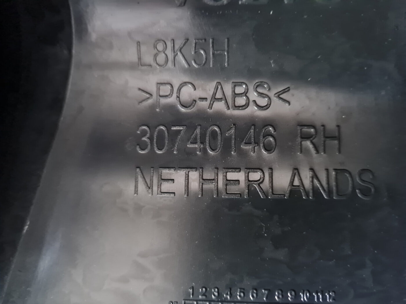 Bagāžnieka nodalījuma sānu apdare priekš VOLVO C30 2009