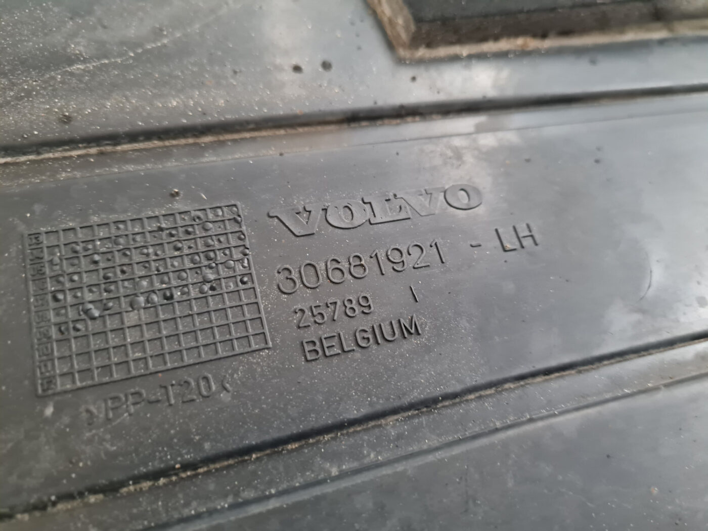 Virsbūves apakšējais aizsargs priekš VOLVO C30 2009