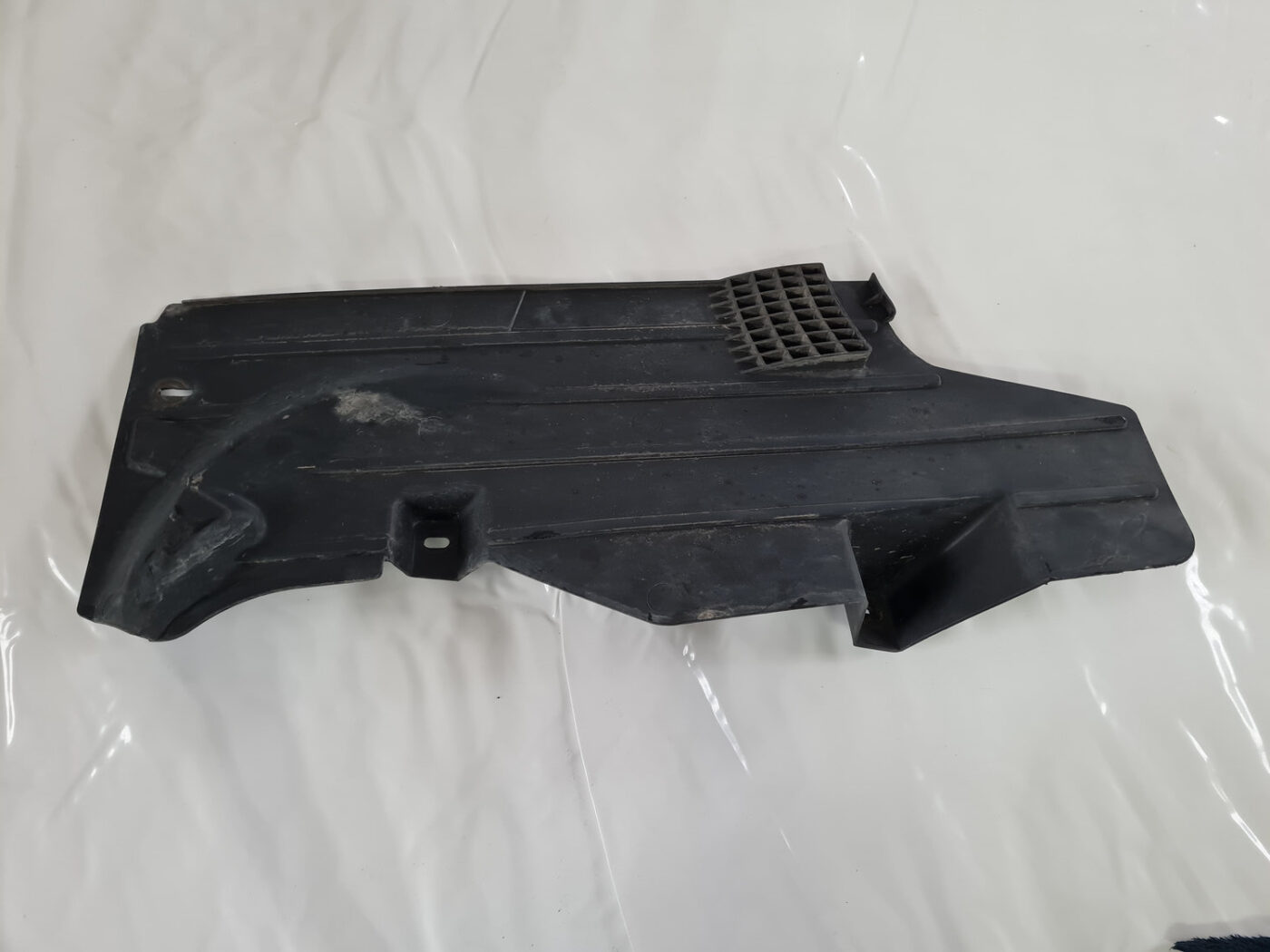 Virsbūves apakšējais aizsargs priekš VOLVO C30 2009