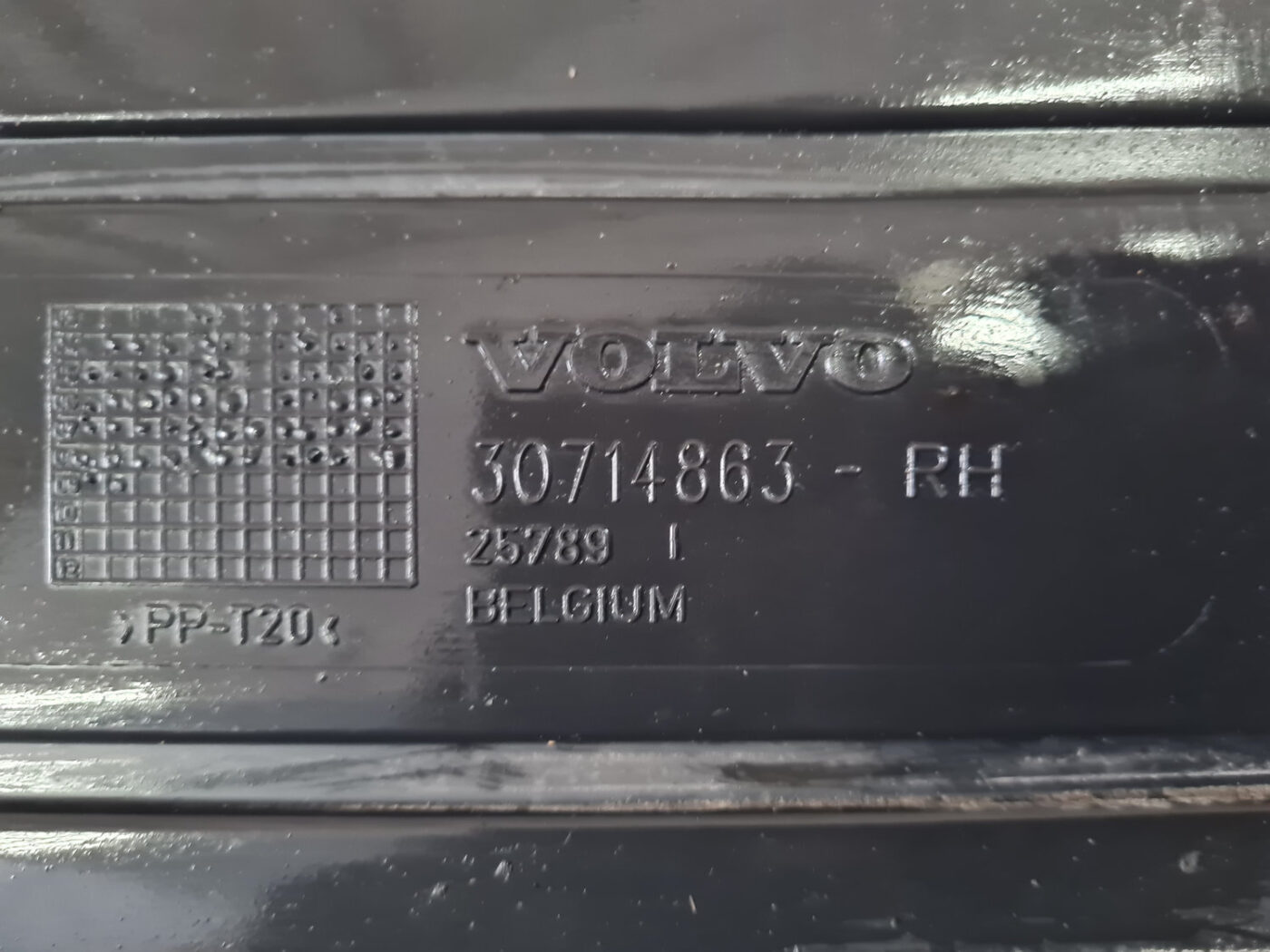 Virsbūves apakšējais aizsargs priekš VOLVO C30 2009