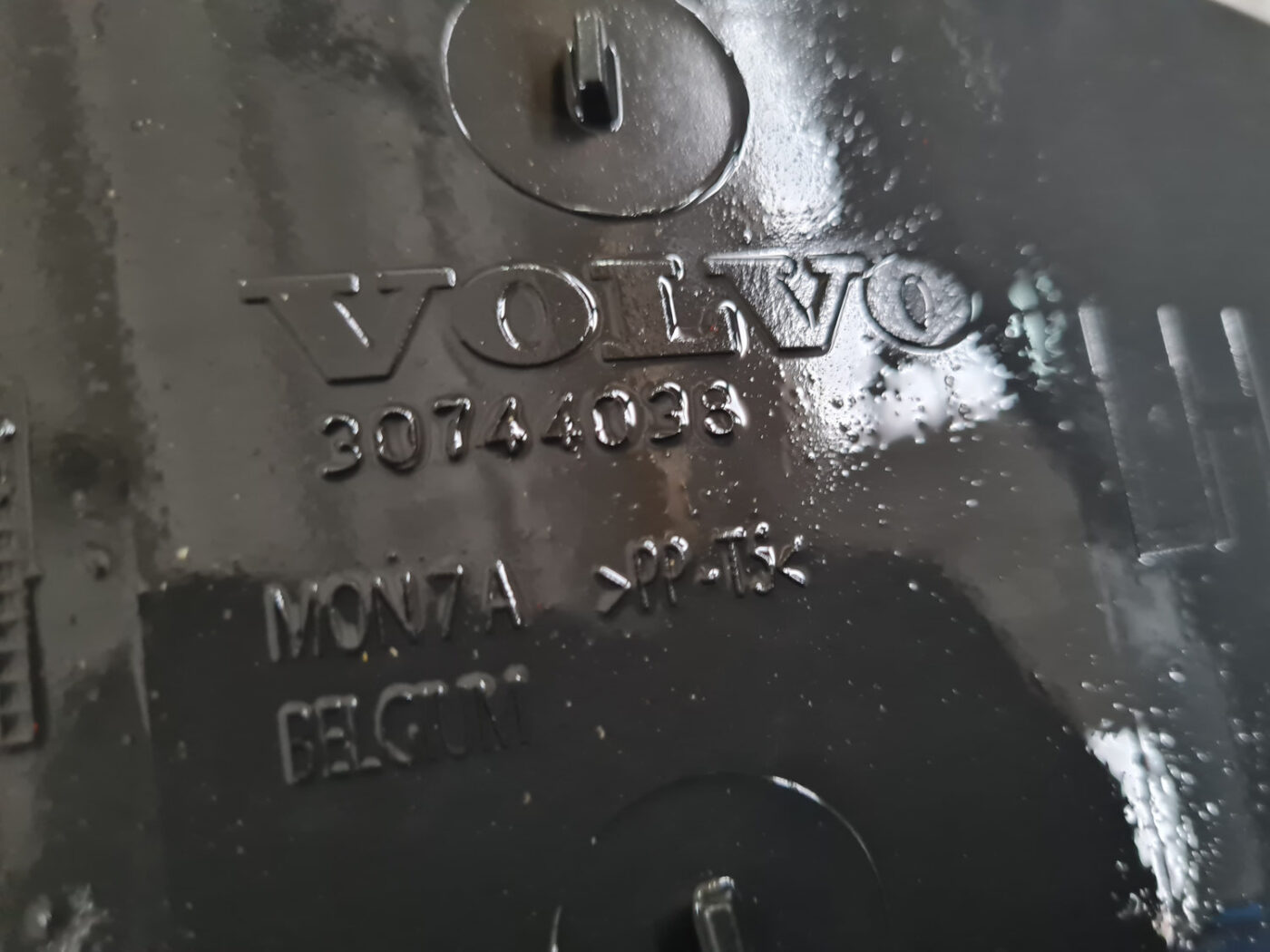 Aizmugurējais kreisais paspārns priekš VOLVO C30 2009 3 Aizmugurējais kreisais paspārns priekš VOLVO C30 2009