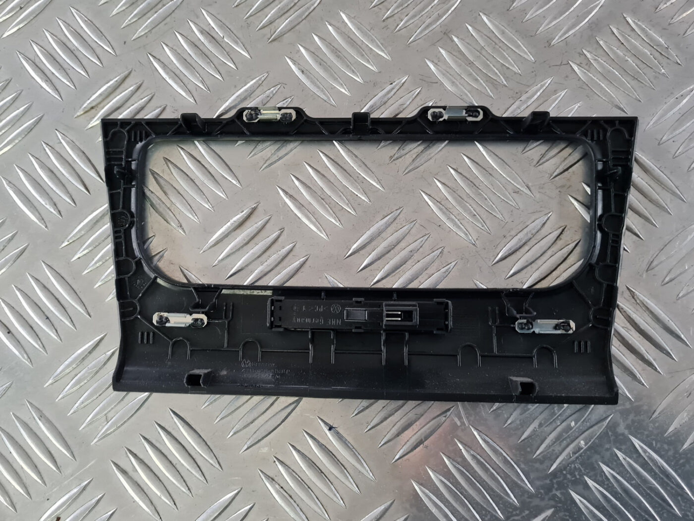 Mērinstrumentu paneļa dekoratīvais rāmis priekš VW GOLF 6 2011 6 Mērinstrumentu paneļa dekoratīvais rāmis priekš VW GOLF 6 2011