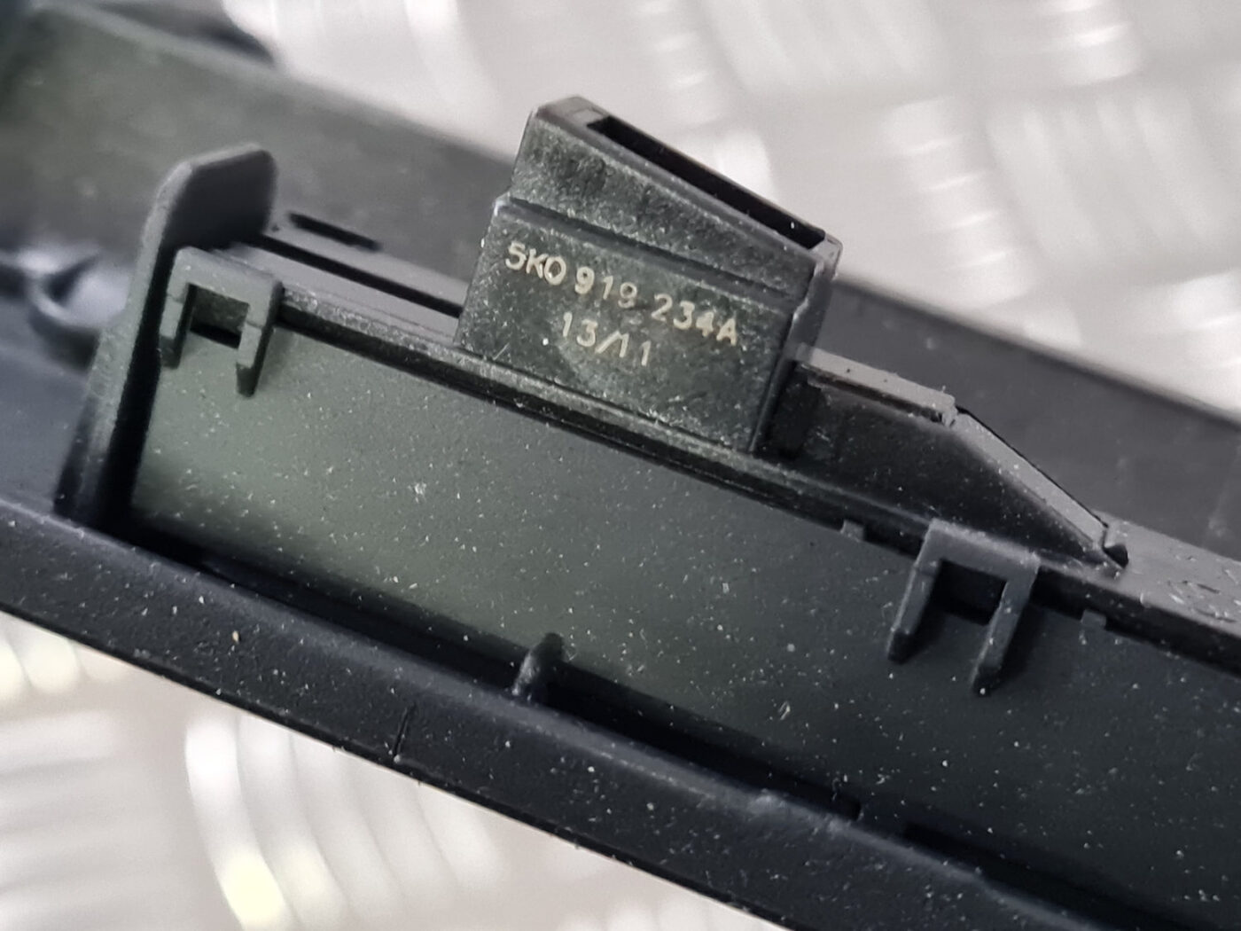 Mērinstrumentu paneļa dekoratīvais rāmis priekš VW GOLF 6 2011 3 Mērinstrumentu paneļa dekoratīvais rāmis priekš VW GOLF 6 2011