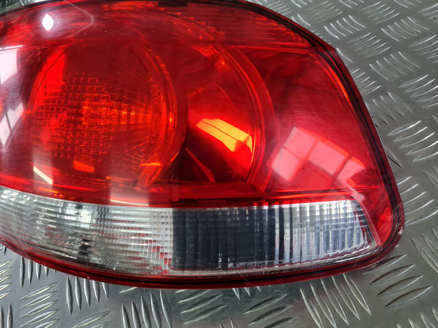 Aizmugurējais labais lukturis priekš VW GOLF 6 2011 11 Aizmugurējais labais lukturis priekš VW GOLF 6 2011