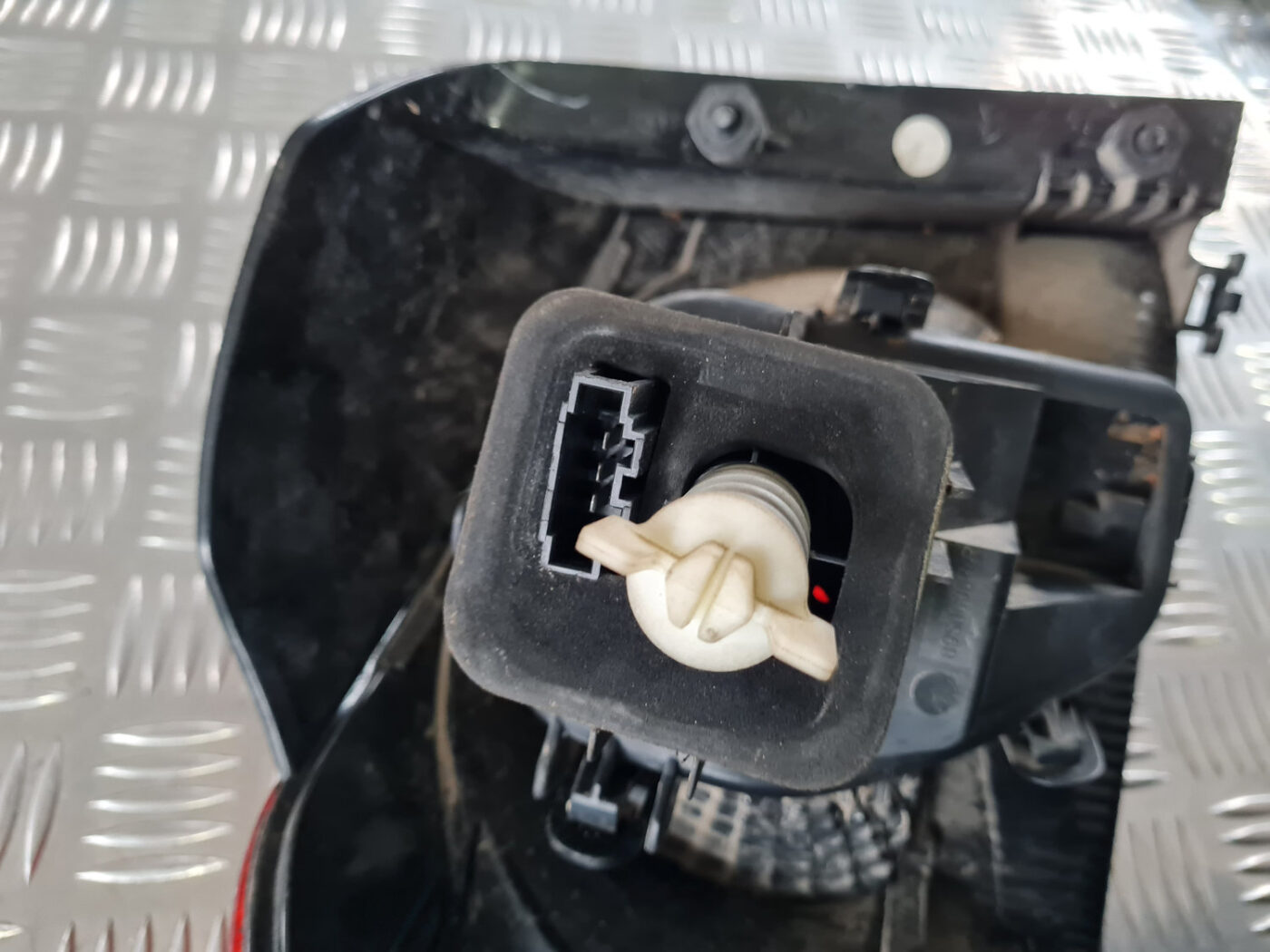 Aizmugurējais labais lukturis priekš VW GOLF 6 2011 6 Aizmugurējais labais lukturis priekš VW GOLF 6 2011