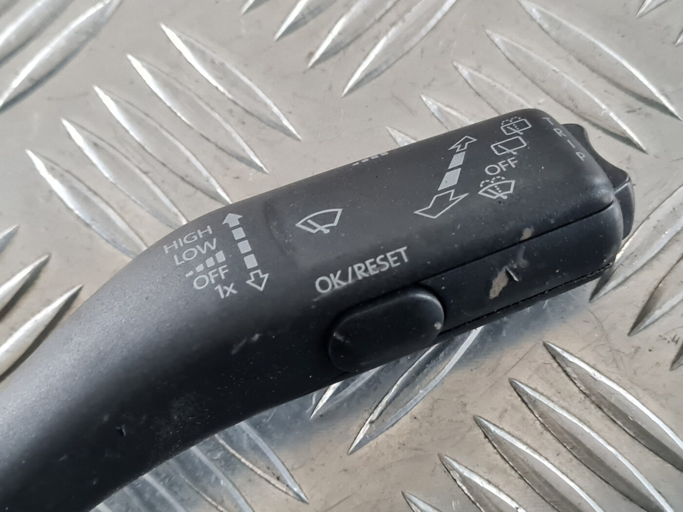 Stūres statnes slēdzis priekš VW GOLF 6 2011