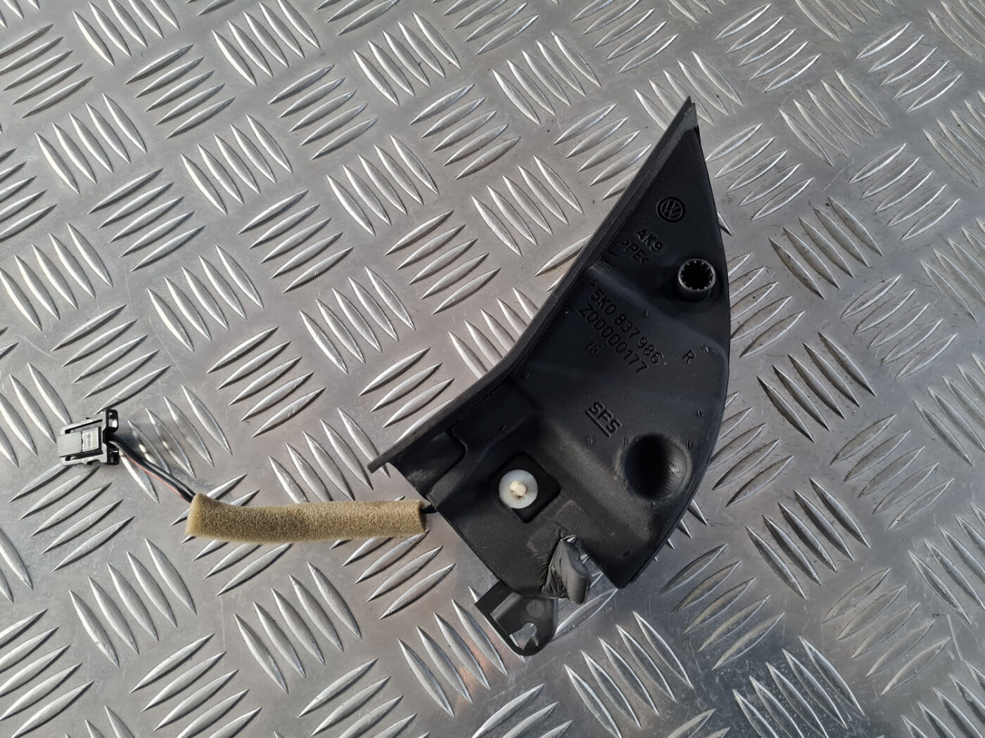 Durvju spoguļa apdares uzlika salonā (ar skaļruni) priekš VW GOLF 6 2011 6 Durvju spoguļa apdares uzlika salonā (ar skaļruni) priekš VW GOLF 6 2011