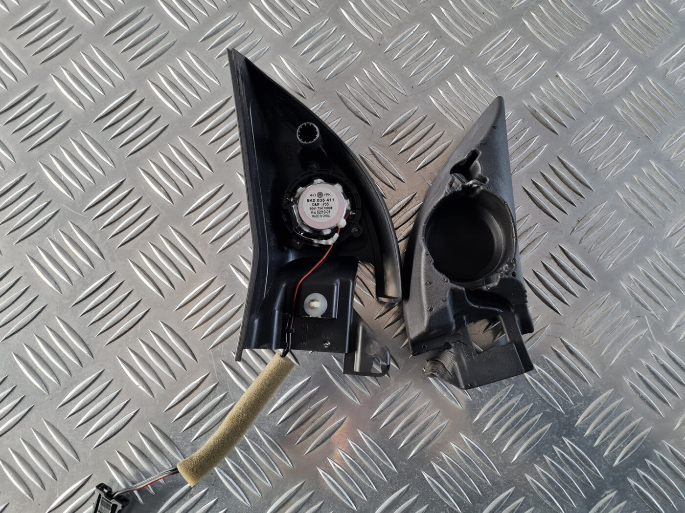 Durvju spoguļa apdares uzlika salonā (ar skaļruni) priekš VW GOLF 6 2011 4 Durvju spoguļa apdares uzlika salonā (ar skaļruni) priekš VW GOLF 6 2011