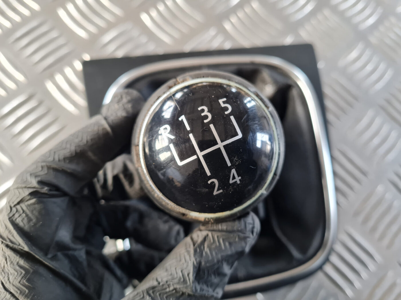 Pārnesumu pārslēgšanas kloķa uzgalis priekš VW GOLF 6 2011