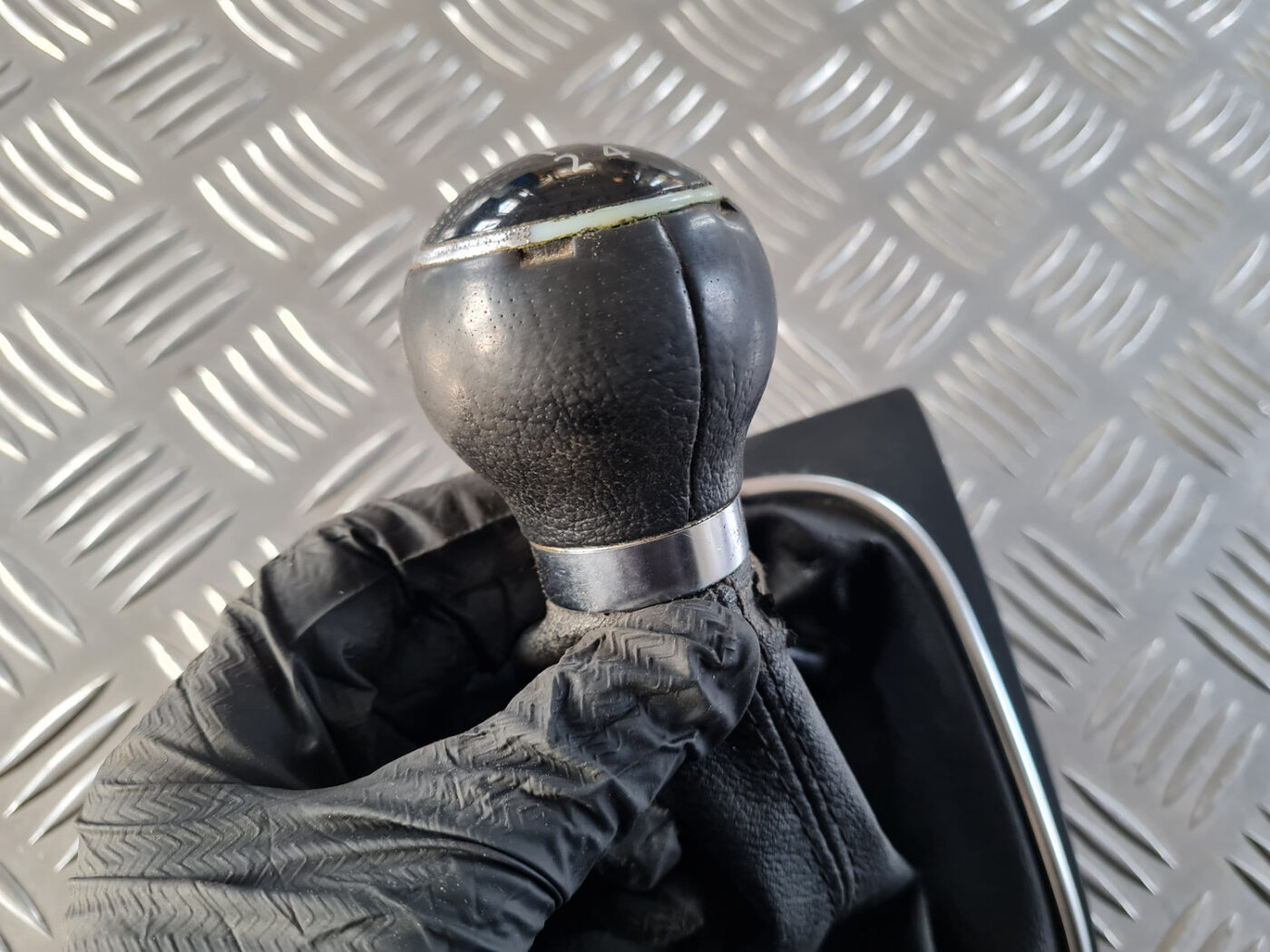 Pārnesumu pārslēgšanas kloķa uzgalis priekš VW GOLF 6 2011