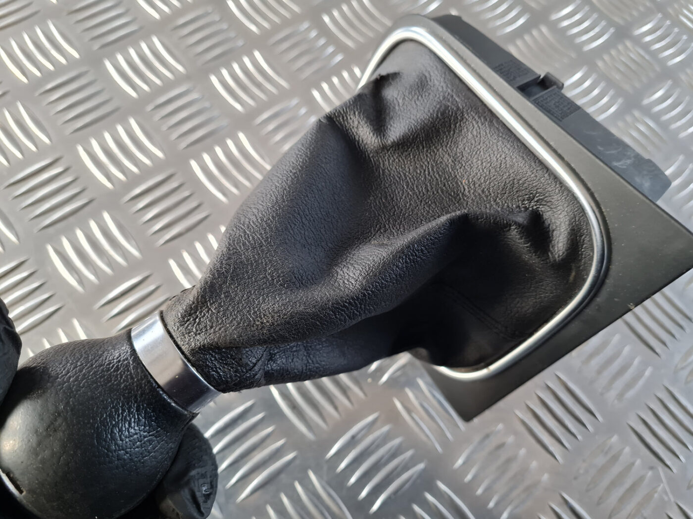 Pārnesumu pārslēgšanas kloķa uzgalis priekš VW GOLF 6 2011