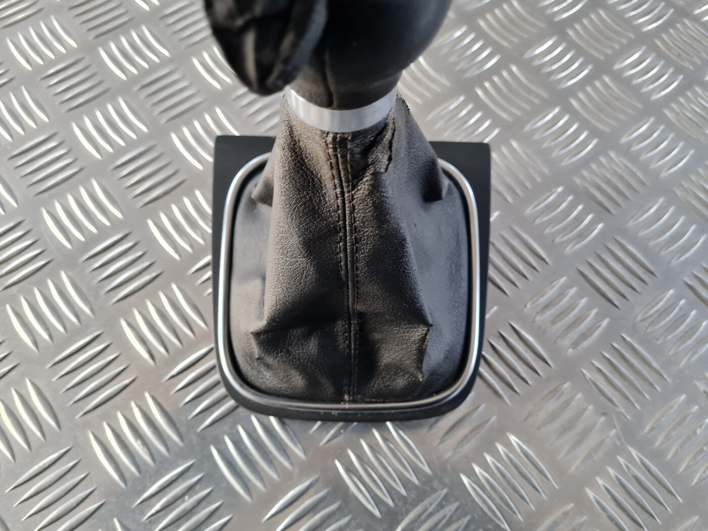 Pārnesumu pārslēgšanas kloķa uzgalis priekš VW GOLF 6 2011