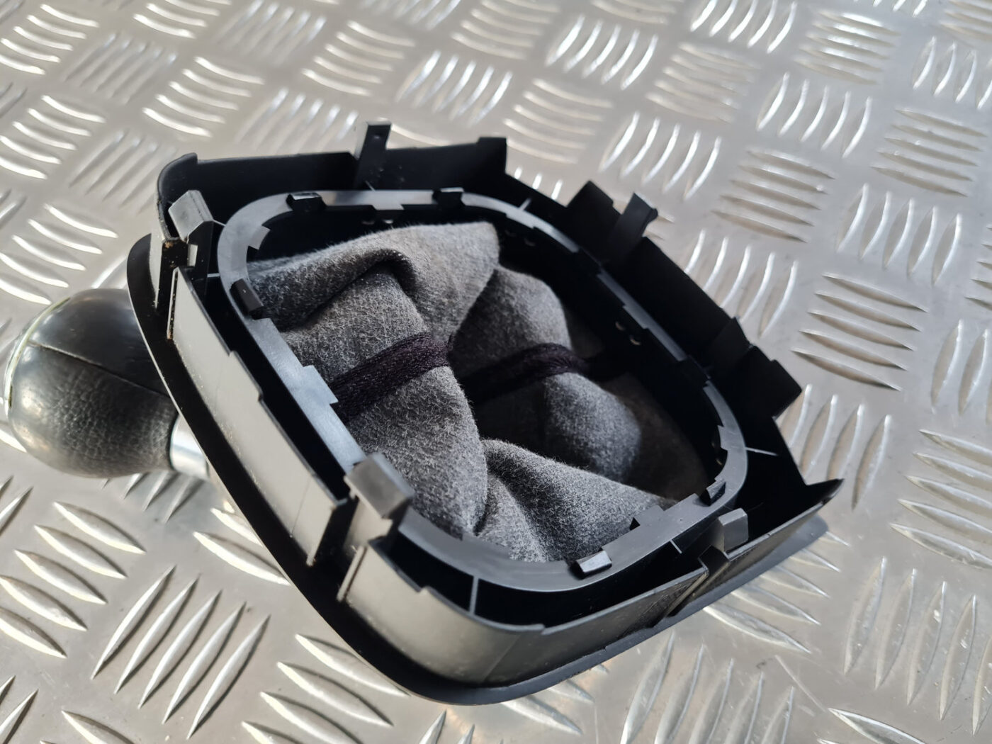 Pārnesumu pārslēgšanas kloķa uzgalis priekš VW GOLF 6 2011