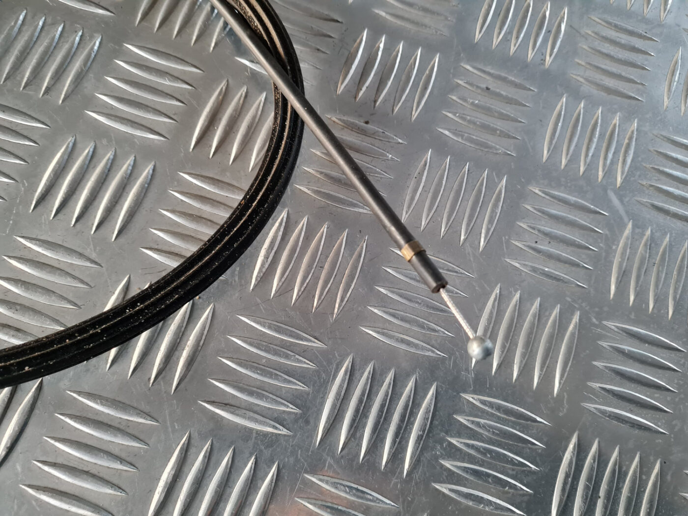 Pārsega slēdzenes trose priekš VW GOLF 6 2011