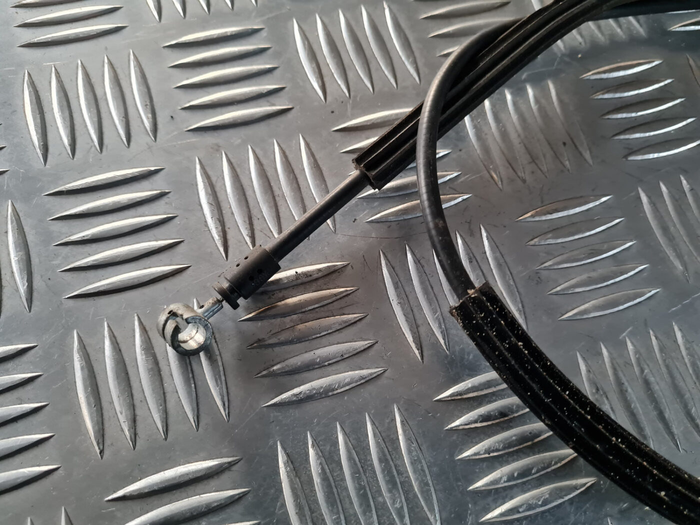 Pārsega slēdzenes trose priekš VW GOLF 6 2011