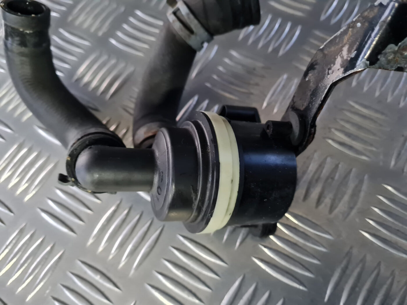 Papildus elektriskais ūdens sūknis priekš VW GOLF 6 2011 2 Papildus elektriskais ūdens sūknis priekš VW GOLF 6 2011