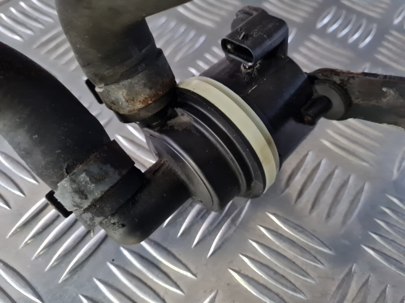 Papildus elektriskais ūdens sūknis priekš VW GOLF 6 2011 6 Papildus elektriskais ūdens sūknis priekš VW GOLF 6 2011