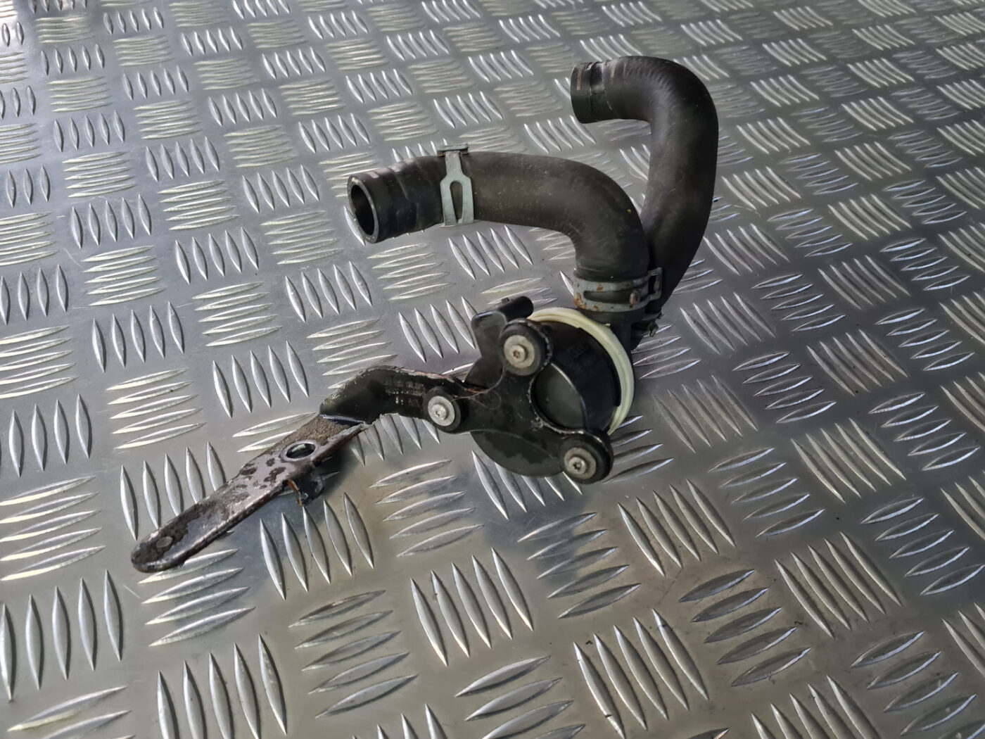 Papildus elektriskais ūdens sūknis priekš VW GOLF 6 2011 5 Papildus elektriskais ūdens sūknis priekš VW GOLF 6 2011