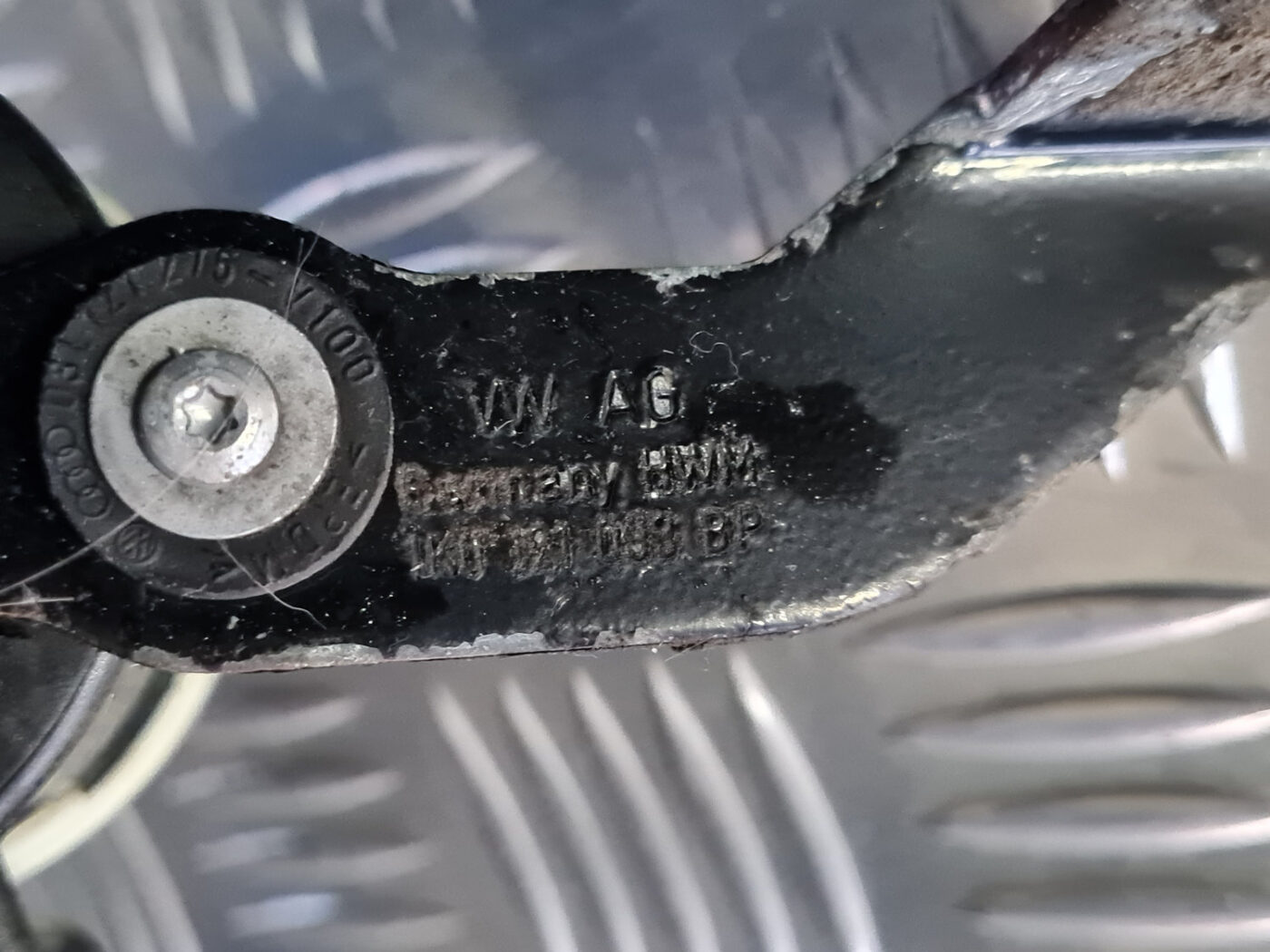 Papildus elektriskais ūdens sūknis priekš VW GOLF 6 2011 4 Papildus elektriskais ūdens sūknis priekš VW GOLF 6 2011