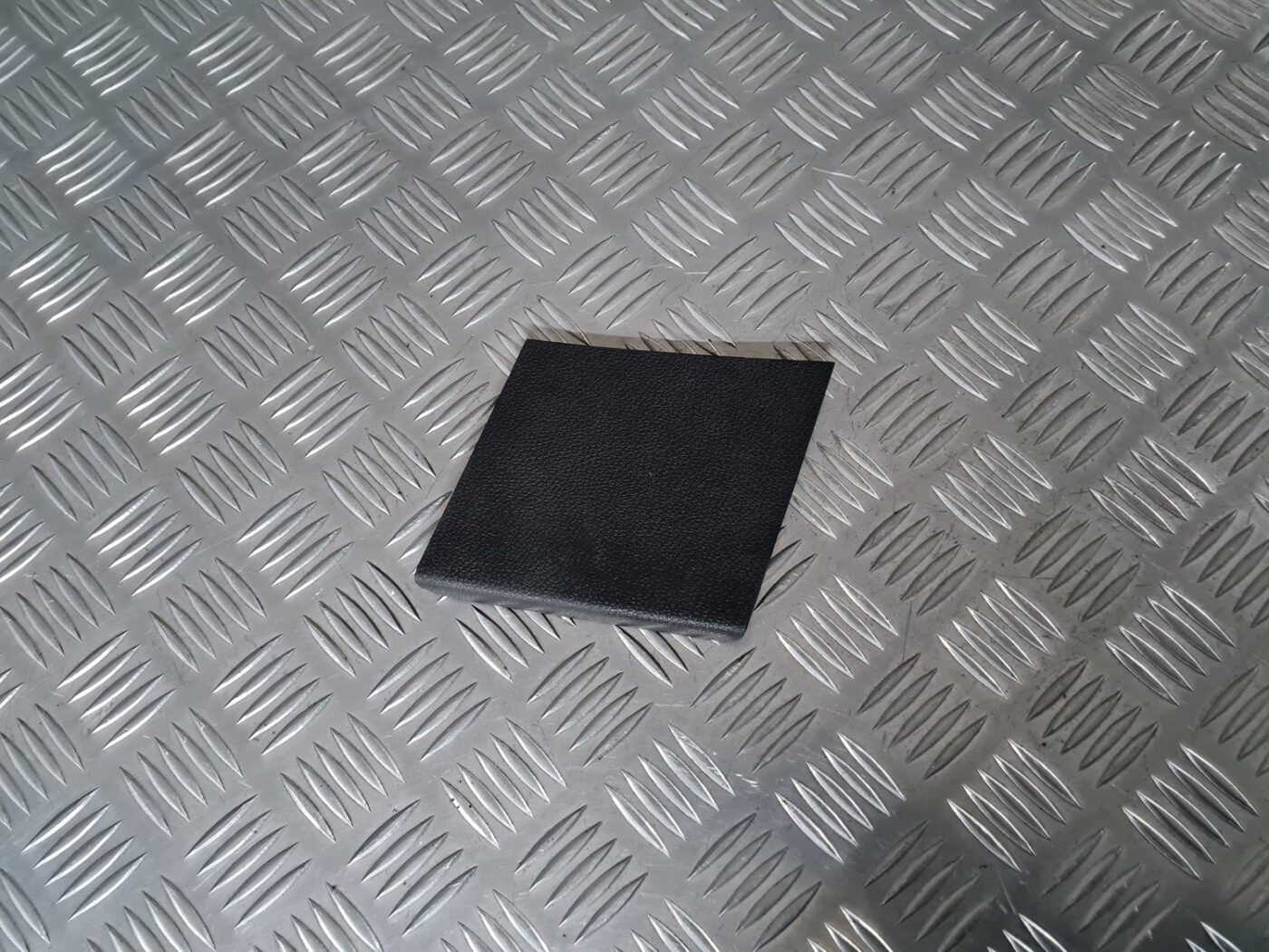 Bagāžnieka nodalījuma apdares vāciņš priekš VW GOLF 6 2011 1 Bagāžnieka nodalījuma apdares vāciņš priekš VW GOLF 6 2011