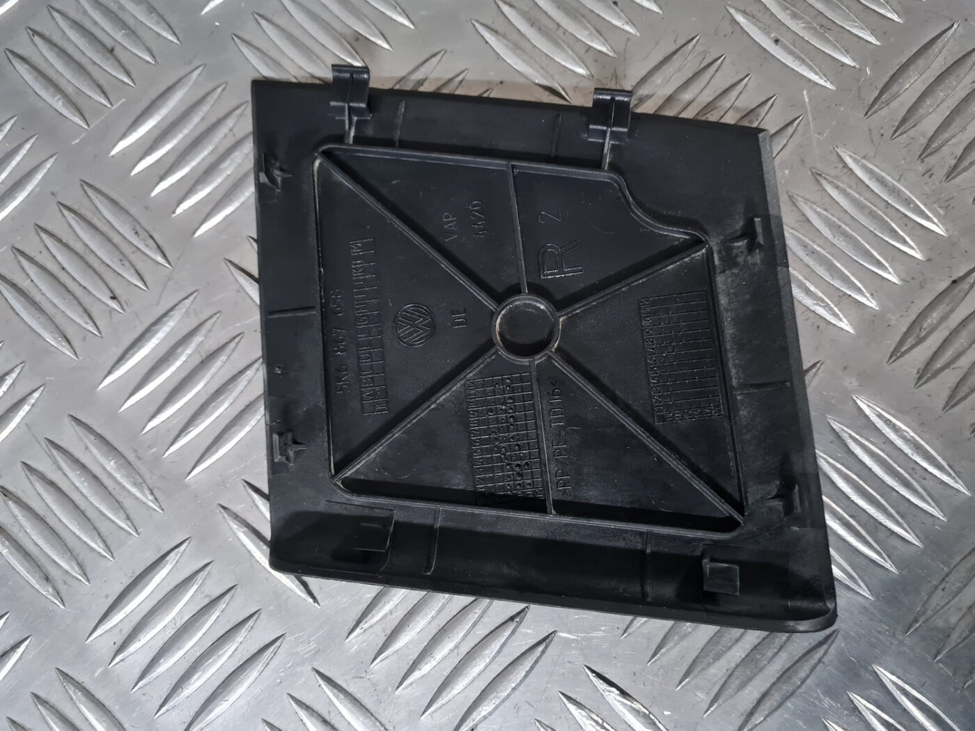 Bagāžnieka nodalījuma apdares vāciņš priekš VW GOLF 6 2011 6 Bagāžnieka nodalījuma apdares vāciņš priekš VW GOLF 6 2011