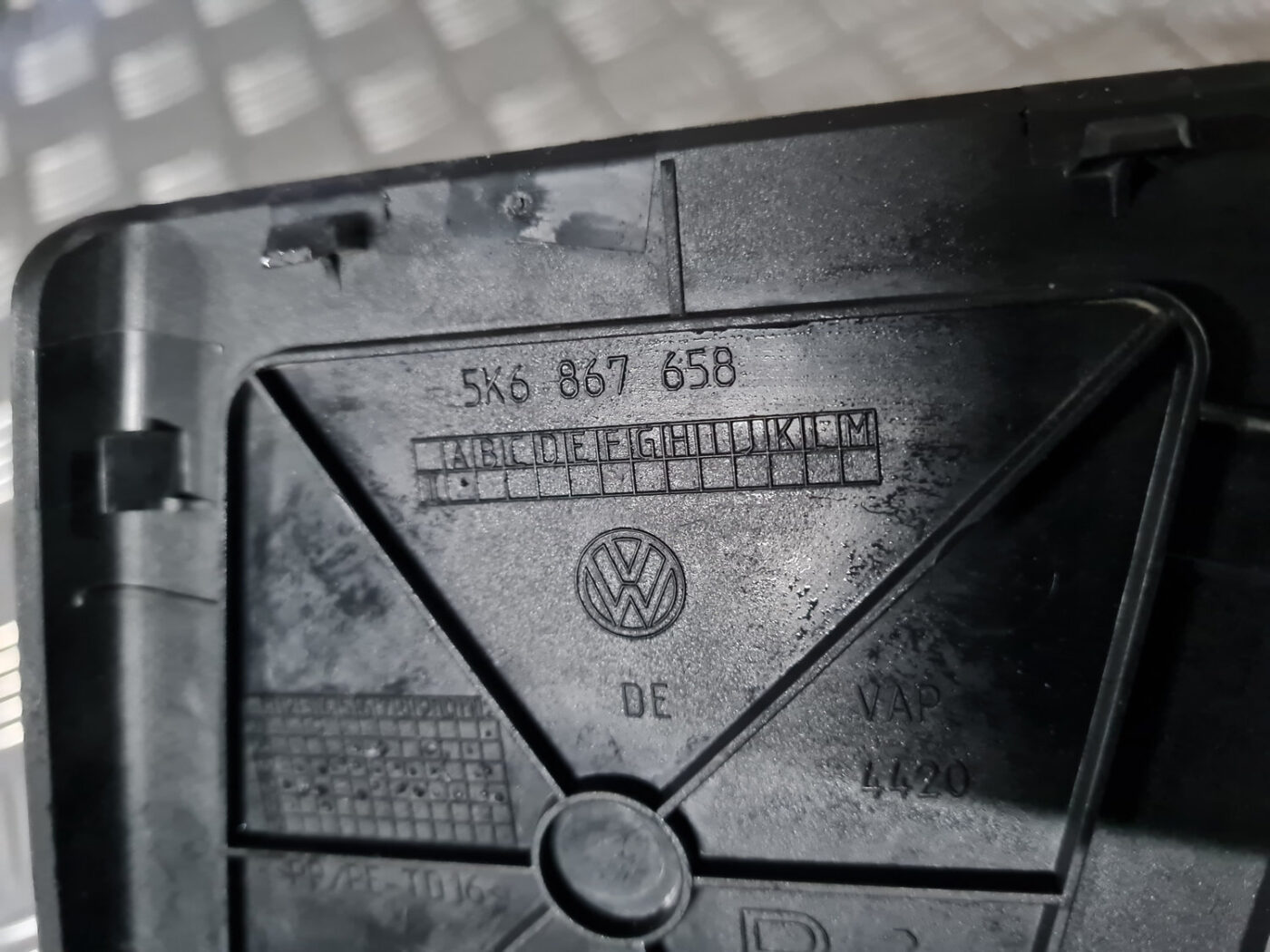 Bagāžnieka nodalījuma apdares vāciņš priekš VW GOLF 6 2011 4 Bagāžnieka nodalījuma apdares vāciņš priekš VW GOLF 6 2011