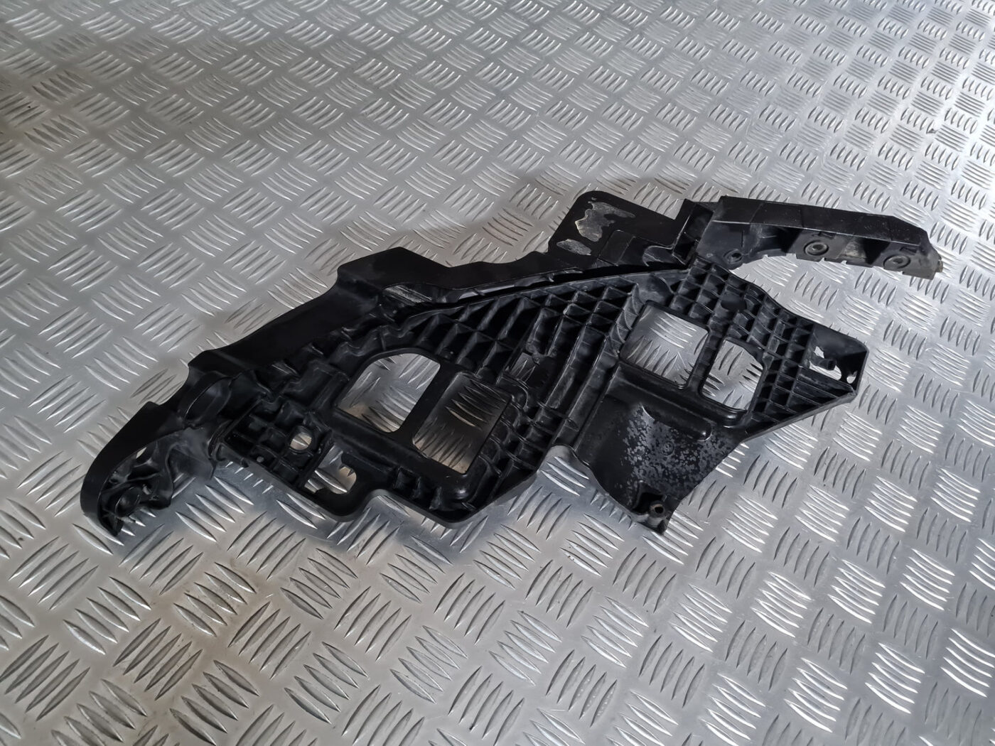 Priekšēja luktura kronšteins priekš VW GOLF 6 2011