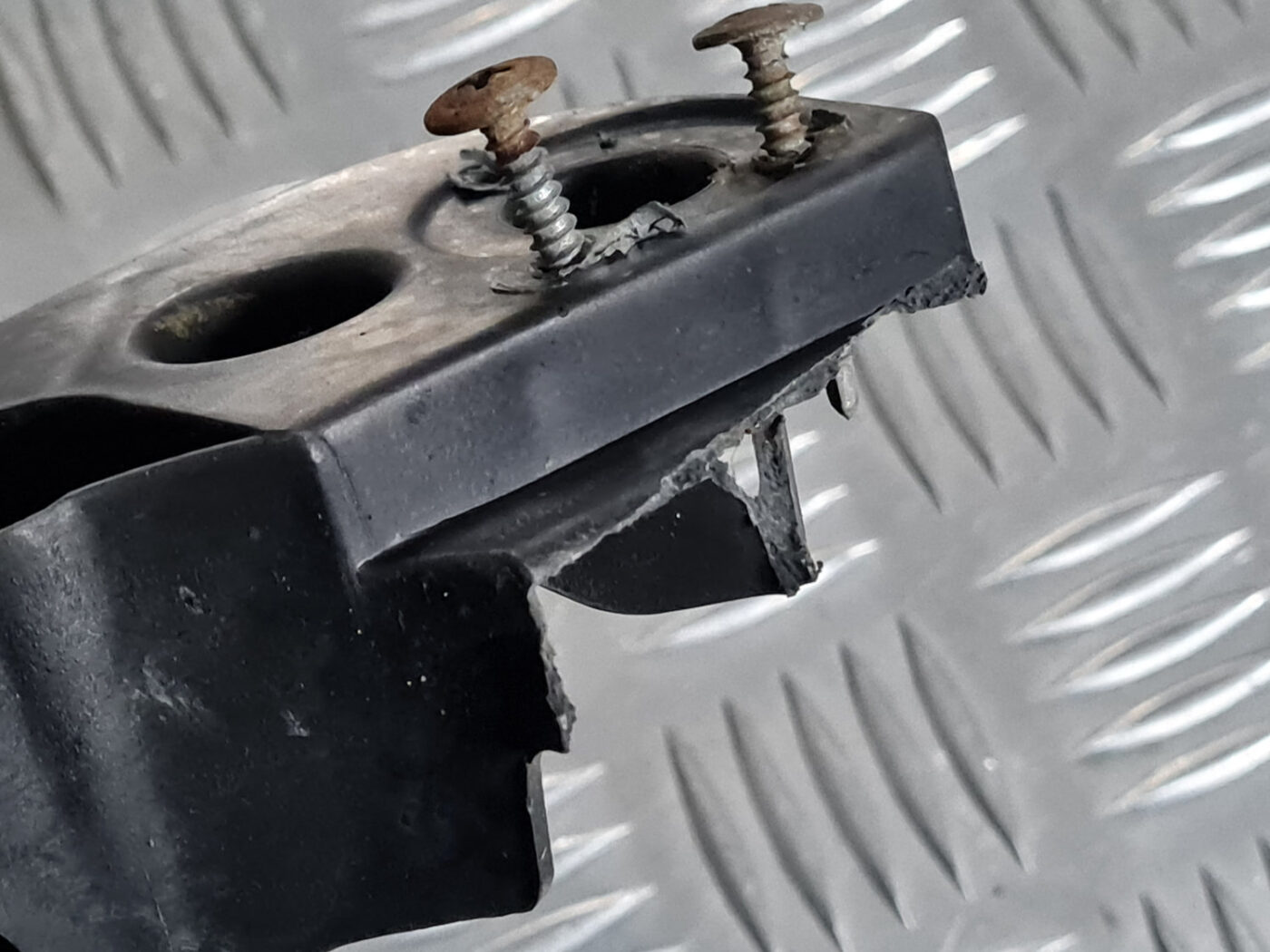 Priekšēja luktura kronšteins priekš VW GOLF 6 2011